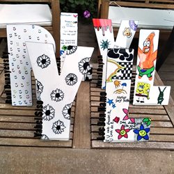 אות גדולה עם שם מלא בשחור וציור של הילדים